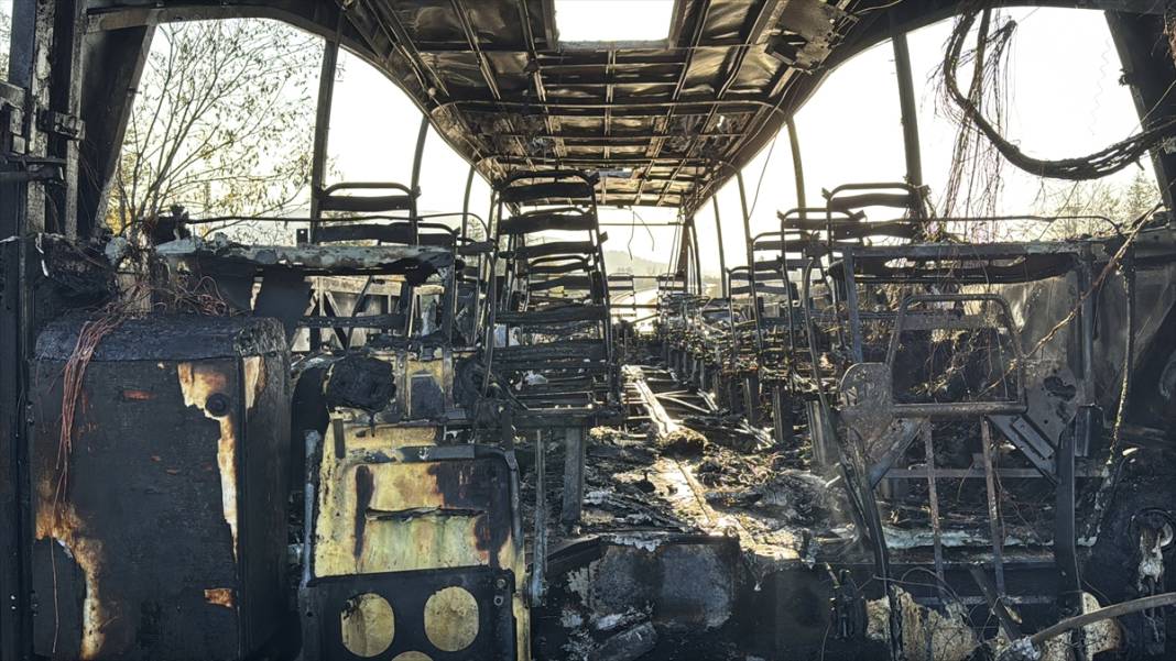 Yolcu otobüsü cayır cayır yandı! 30 yolcuyu şoförün dikkati kurtardı 2